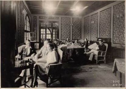 El llamado Círculo de los Belgas, fotografiado en 1925, era el club social que frecuentaban los ejecutivos de la compañía belga UMHK en Lubumbashi. Los hombres leen los diarios <i>Le Soir </i>y <i>Le Journal </i>de Bruselas.