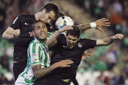 Braian Rodríguez salta a por un balón con Zaldúa y Mikel González