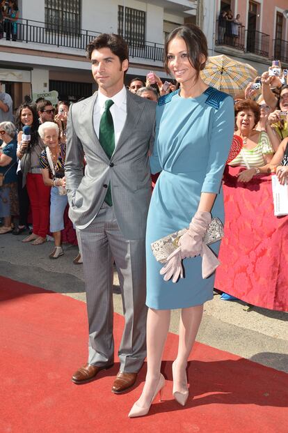 Cayetano Rivera Ordo?ez y Eva Gonzlez, con un veztido azul azafata con botonadura en la espalda.?