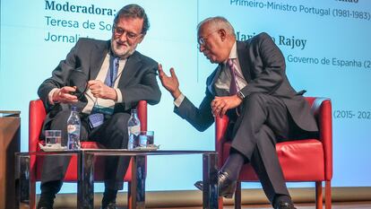 El expresidente español Mariano Rajoy y el ex primer ministro portugués, António Costa, este martes en el Foro La Toja-Vínculo Atlántico, en la Fundación Calouste Gulbenkian, en Lisboa.