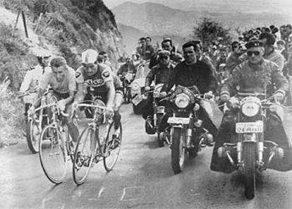 Jacques Anquetil y Raymond Poulidor (con gorra), durante su mtica ascensin de 1964, codo con codo, al Puy de D?me.