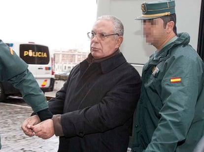 La policía conduce a los juzgados a Luis Miguel Rodríguez Pueyo, presunto cabecilla de los ocho secuestradores del empresario gaditano Rafael Ávila en 2008.
