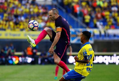 Andrés Iniesta, del Barcelona, controla el balón ante el jugador de Las Palmas Jonathan Viera.