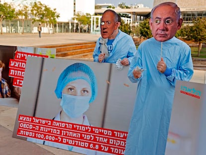 Protesta social ante el Parlamento de Israel con caretas de Benjamín Netanyahu y Benny Gantz, el miércoles en Jerusalén.