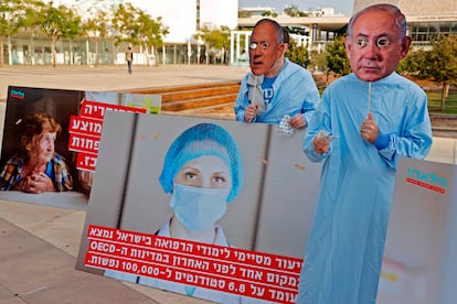 Protesta social ante el Parlamento de Israel con caretas de Benjamín Netanyahu y Benny Gantz, el miércoles en Jerusalén.