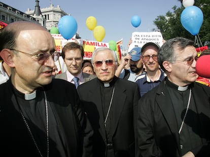 El cardenal Antonio María Rouco Varela, arzobispo de Madrid (en el centro), en la manifestación en Madrid en junio de 2005 contra la ley para regular el matrimonio entre personas del mismo sexo.