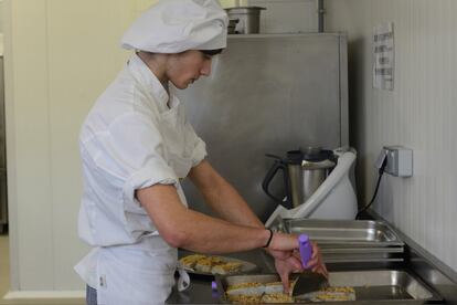 Alumno de la Escuela pública de cocina de Gamarra preparando el bacalao