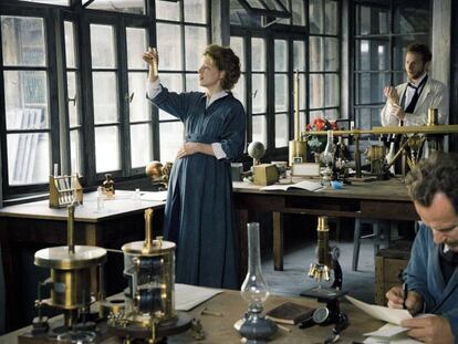Fotograma de &#039;Marie Curie&#039;, con Karolina Gruszka (en el centro) como la cient&iacute;fica.