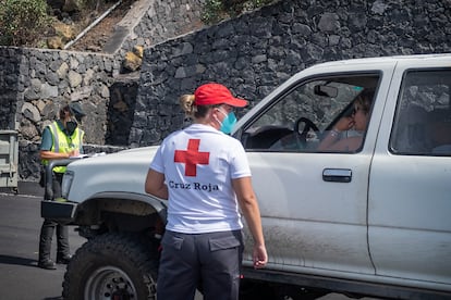 Personal de Cruz Roja habla con vecinos afectados por el corte de la carretera LP2.