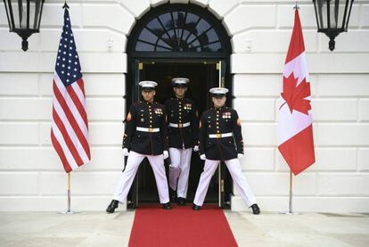 Guardias de honor salen del Pórtico Sur de la Casa Blanca durante la ceremonia de al presidente de Canadá.