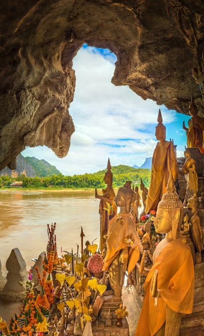 Vista desde la cueva de Pak Ou. Estatua de Buda en primer plano.