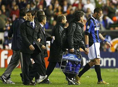 Tras los altercados, el entrenador del valencia ha abandonado, junto a, entre otros,  Materazzi, el campo bastante preocupado