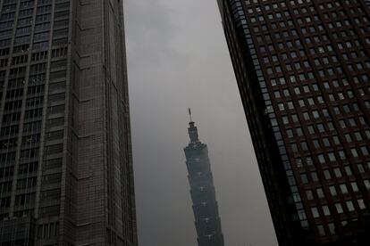 Vista del edificio Taipei 101 entre la niebla, en Taipéi (China).