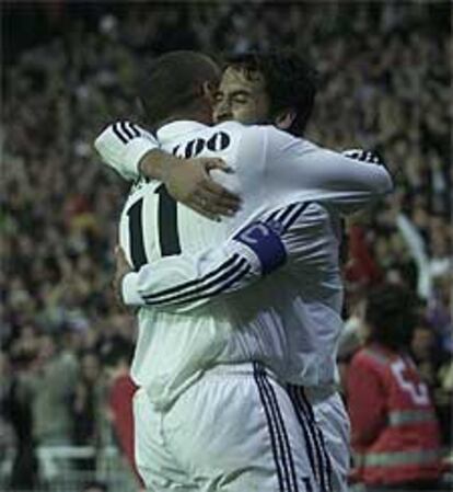 Ronaldo y Raúl se abrazan tras uno de los goles.