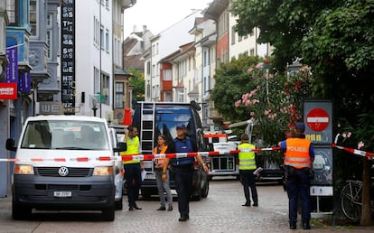 Pol&iacute;cia su&iacute;&ccedil;a isola local onde homem atacou pedestres em Schaffhausen com uma motosserra.