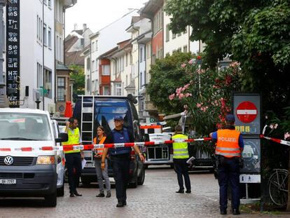 Pol&iacute;cia su&iacute;&ccedil;a isola local onde homem atacou pedestres em Schaffhausen com uma motosserra.