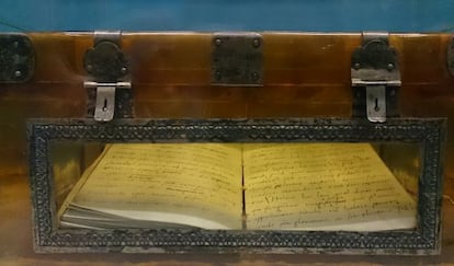 El manuscrito 'De Tristitia Christi' en la arqueta donde se custodia en Valencia.