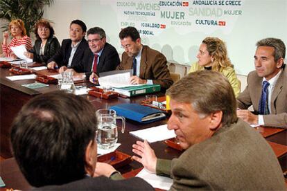 Reunión del grupo de asesor del PSOE sobre la reforma del Estatuto, ayer, en Sevilla.