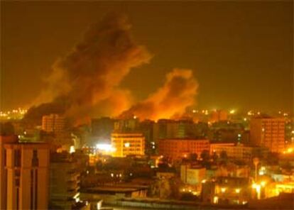 Una nube de humo se eleva sobre un barrio residencial de Bagdad tras una de las oleadas de bombardeos de la noche del lunes.