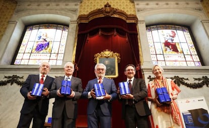 Presentación de la edición crítica de El Quijote, en el Salón de Plenos de la RAE, coordinada por el filólogo y académico Francisco Rico. De izquierda a derecha: Santiago Muñoz Machado (académico), Víctor García de la Concha (Director Instituto Cervantes), Darío Villanueva (director RAE), Jaume Giró (Director Fundación Bancaria la Caixa) y Soledad Puértolas (escritora y académica).