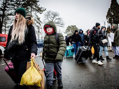 Refugiados ucranios tras cruzar la frontera con Rumanía, en Siret, este jueves.