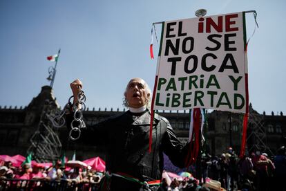 Un manifestante disfrazado como el padre de la patria, Miguel Hidalgo, sostiene una pancarta con la frase "El INE no se toca. Patria y libertad", durante la protesta de este domingo. 