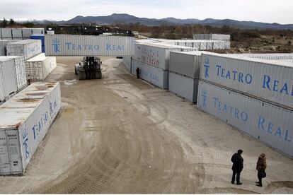 Unos terrenos alquilados en la sierra de Madrid sirven al coliseo madrileño como base para almacenar más de 400 contenedores. Todos son abiertos dos veces al año como mínimo para asegurar que el interior se encuentra en condiciones óptimas. Algunos dedicados a vestuario están refrigerados para evitar que se dañen los trajes.