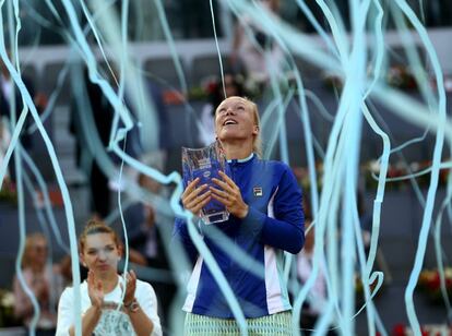 Bertens celebra su victoria tras vencer en la final femenina del Mutua Madrid Open de Tenis a la rumana Simona Halep (i), el 11 de mayo de 2015.