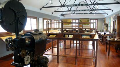 Una de las salas del museo escolar del Palacio de los Selgas, con mobiliario y objetos originales de las escuelas de principios del siglo XX. 