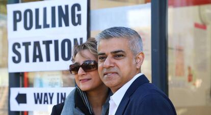 El laborista musulmán Sadiq Khan llega a votar con su mujer.