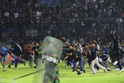 Una espiral de violencia descontrolada ha sumido en el horror el fútbol en la isla de Java. Tras cruzar los datos de los hospitales de la zona, el último balance de las autoridades de Java Oriental cifra los fallecidos en 125, tras revisar a la baja los 174 que habían contabilizado horas antes.