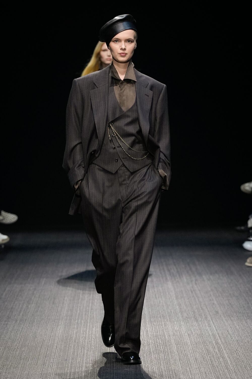 La elegancia de los tonos oscuros en Emporio Armani