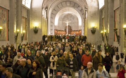 La primera misa en el Valle de los Caídos tras la repertura de la Basílica ha sido celebrada por los asistentes como un triunfo sobre el Gobierno. Sin embargo, era lo previsto por el Gobierno: reabrir hoy tras las obras de restauración que ponían en peligro la seguridad.