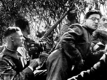 Mijail Koltsov, de 'Pravda', con el fotógrafo Roman Karmen, en una trinchera.