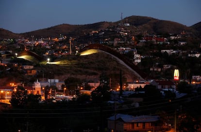 Un muro separa las ciudades de Nogales (M&eacute;xico) y Nogales, Arizona (Estados Unidos). 
 
 