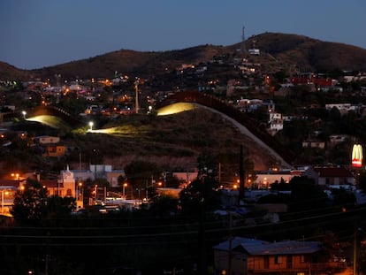 Un muro separa las ciudades de Nogales (México) y Nogales, Arizona (Estados Unidos).