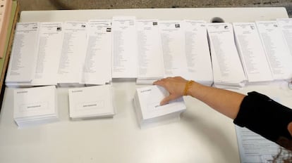 Papeletas electorales de las elecciones del 10-N en un colegio de Madrid.