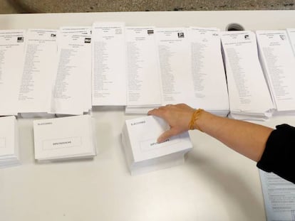 Papeletas electorales de las elecciones del 10-N en un colegio de Madrid.