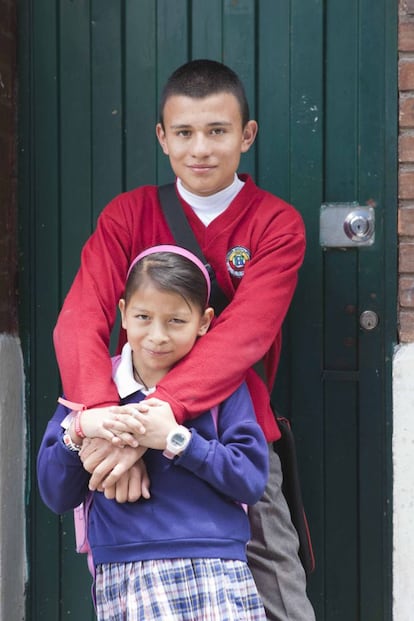 Yerson junto a su hermana, listo para ir a la escuela. Su vida es completamente normal, aunque la rehabilitación no fue un camino de rosas.