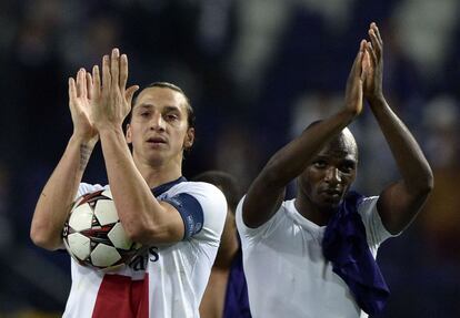 Ibrahimovic se lleva el balón del partido tras marcar cuatro goles.