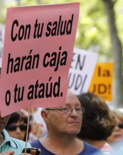 Unas 200 personas se manifestaron esta mañana ante el Ministerio de Sanidad en protesta por la privatización de hospitales.