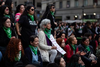 Mujeres de todas las edades salieron a marchar este jueves por el derecho al aborto seguro, gratuito y legal en Santiago de Chile.