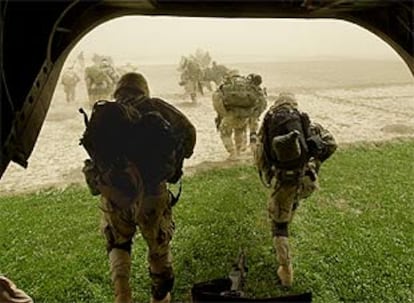 Soldados de la División 82 aterrizan en una zona afgana. El Ejército de EE UU no especifica el lugar ni la fecha en que fue tomada la imagen.