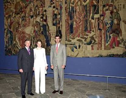 El príncipe Felipe de Borbón junto a los príncipes Felipe y Matilda, herederos del trono belga, en la muestra de tapices flamencos de la catedral nueva de Salamanca.