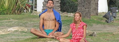 Djokovic y su mujer Jelena meditan en Marbella, el año pasado.