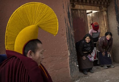 El fotógrafo Kevin Frayer, de Getty Images, capturó con su cámara el colorido y el potente carácter escenográfico de la celebración en una serie de espectaculares tomas. En la imagen, devotos se inclinan al paso de un monje budista.