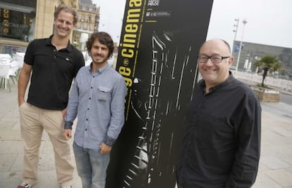 Maderla, Rodríguez y Rebordinos posan junto al cartel de la sección Savage Cinema.