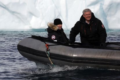 Stephen Harper, primer ministro de Canadá, el mes pasado en una lancha en el Ártico junto a su esposa. / Chris Wattie (Reuters)