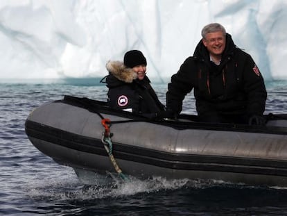 Stephen Harper, primer ministro de Canad&aacute;, el mes pasado en una lancha en el &Aacute;rtico junto a su esposa. / Chris Wattie (Reuters)