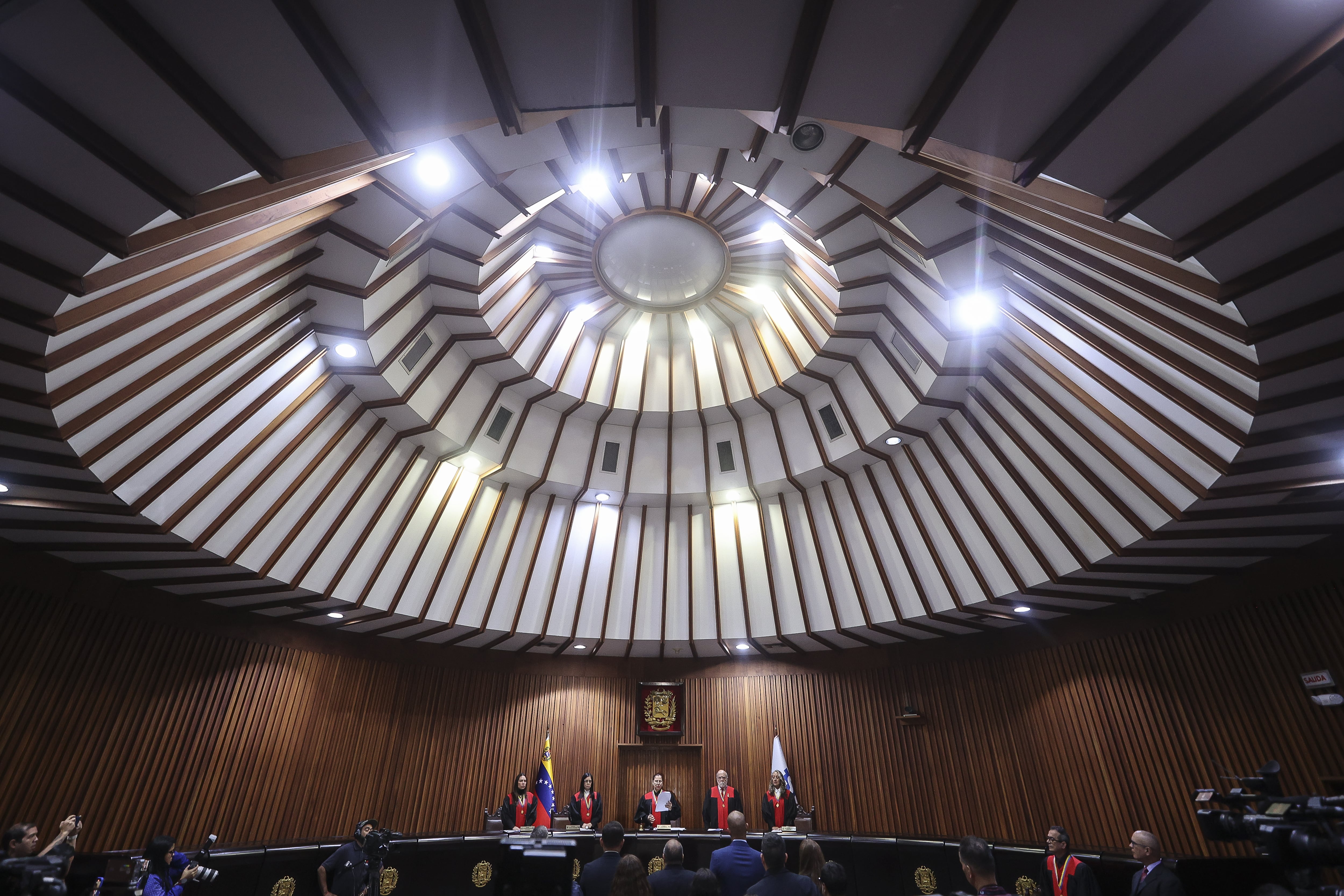 El Supremo de Venezuela se reorganiza con suplentes mientras se buscan nuevos candidatos